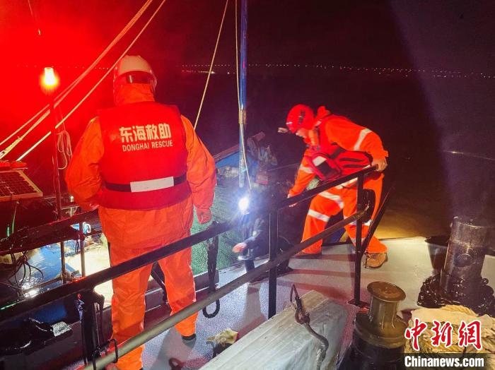 圖為東海救助局福州救助基地專業(yè)救助艇救助遇險(xiǎn)漁民?！|海救助局供圖
