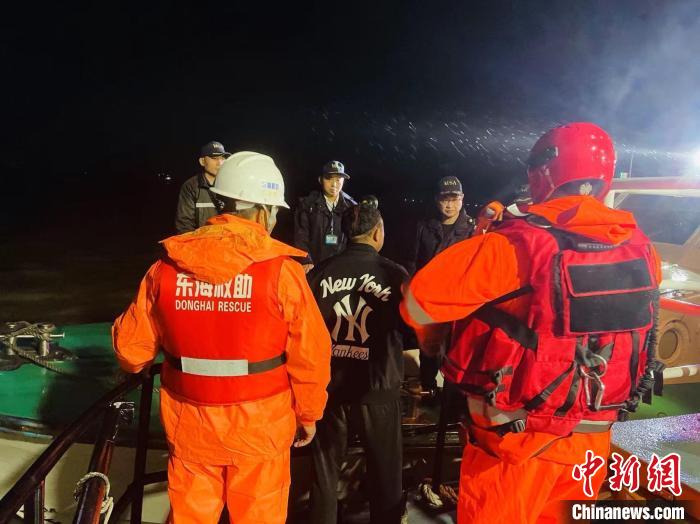 圖為東海救助局福州救助基地專業(yè)救助艇救助遇險(xiǎn)漁民?！|海救助局供圖
