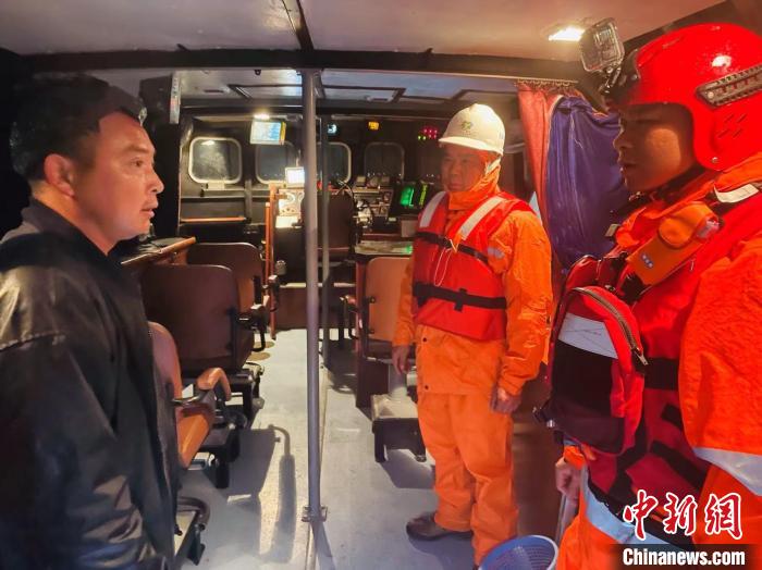 圖為東海救助局福州救助基地專業(yè)救助艇救助遇險(xiǎn)漁民?！|海救助局供圖