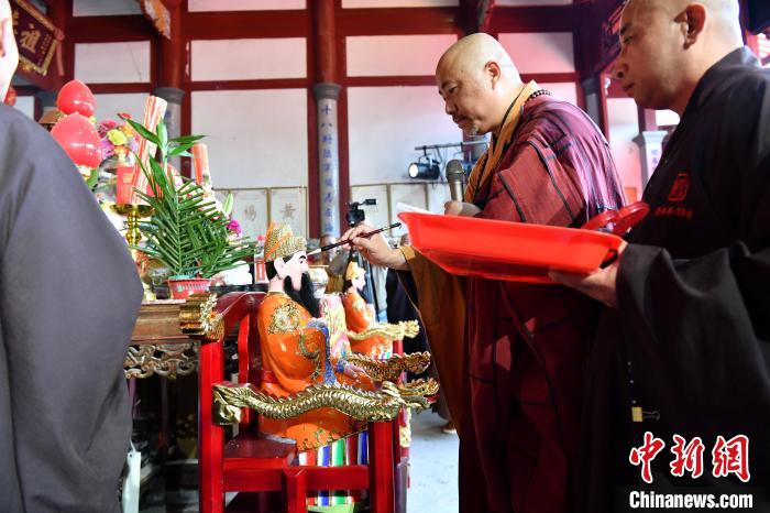 圖為雪峰崇圣禪寺住持傳觀法師(右二)為閩王金身開光?！蚊?攝
