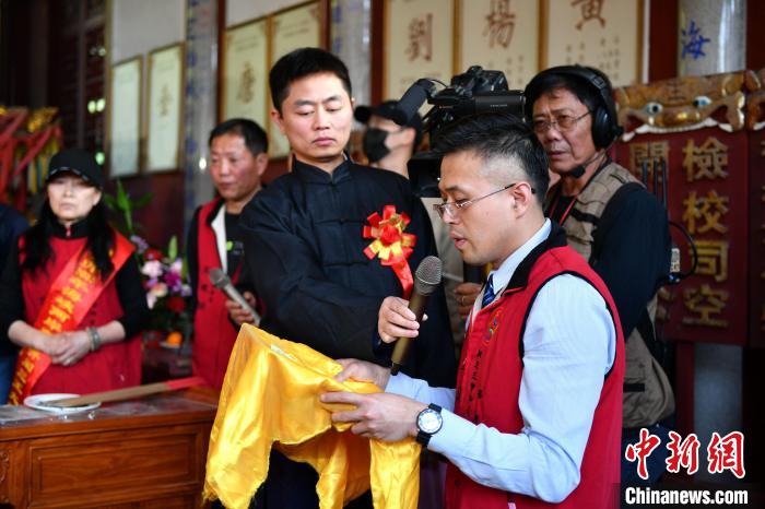 圖為福州市閩王王審知文化交流中心理事長王詩潤恭讀祝文。　呂明 攝