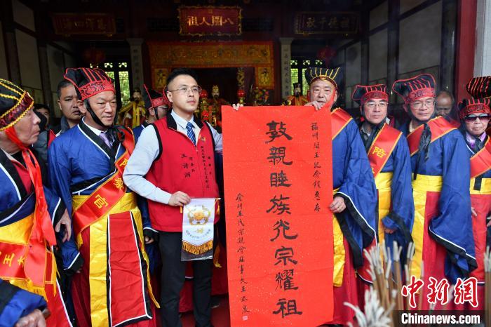 圖為金門王氏宗親會理事長王添泉(右四)向福州閩王紀(jì)念館贈送書法作品?！蚊?攝