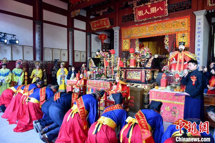 圖為兩岸宗親信眾共祭開閩三王?！蚊?攝