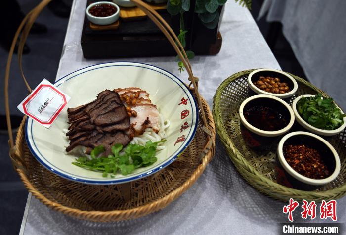 圖為選手制作的桂林米粉?！钪拘?攝