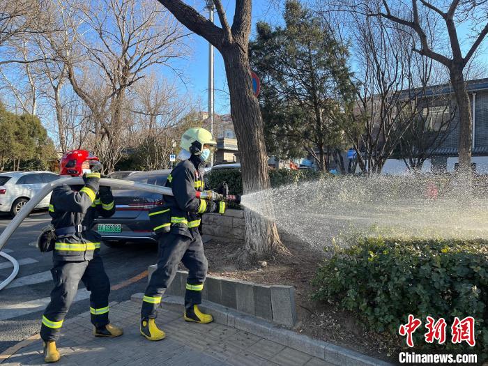近日，北京東城消防組織轄區(qū)消防救援站積極開展楊柳絮清理濕化工作?！”本〇|城消防供圖