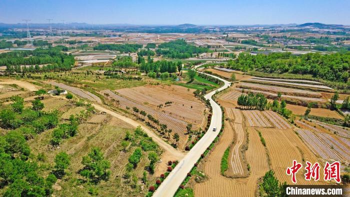 資料圖：圖為臨沂市蘭山區(qū)汪溝鎮(zhèn)環(huán)線公路。(無人機(jī)照片) 孫磊 攝