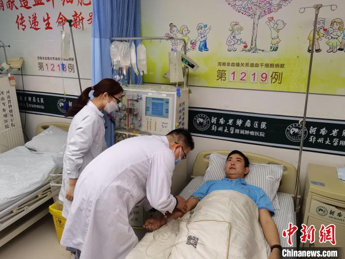 志愿者陳元在醫(yī)院進(jìn)行造血干細(xì)胞捐獻(xiàn)?！≮w正陽 攝