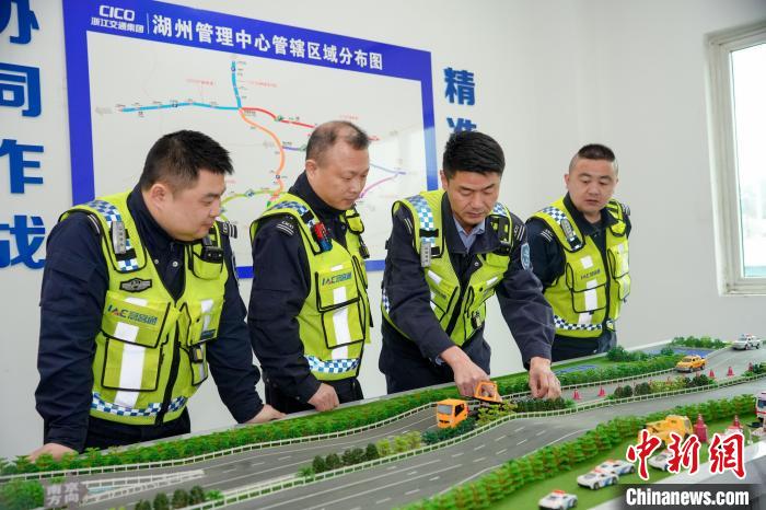 陳鑫煉(右二)與施救骨干進行桌面事故推演?！⊥跻惚?供圖
