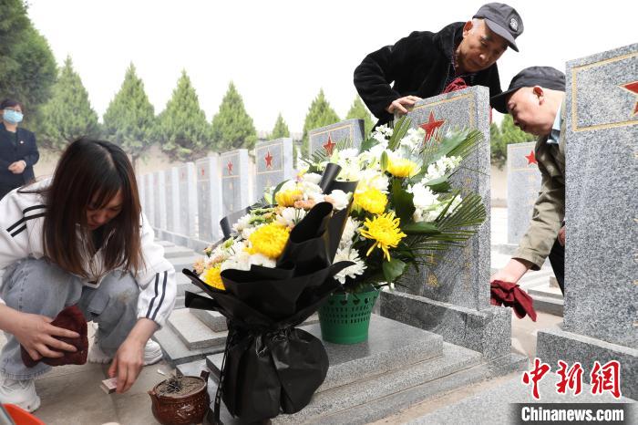 田啟林的親人們?yōu)樗蜕狭艘粓?chǎng)遲到的祭奠 梅珂 攝