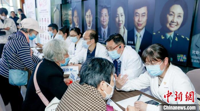帕金森病專家開展健康咨詢活動(dòng)?！】破招袒顒?dòng)組委會(huì)供圖