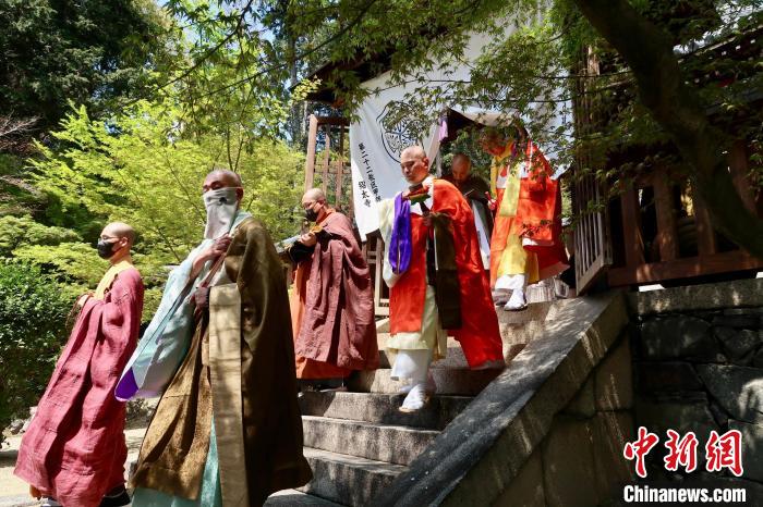 福建黃檗友好交流訪日?qǐng)F(tuán)一行參加黃檗宗隱元禪師紀(jì)念法會(huì)禮拜祖塔?！「＝ǜＧ妩S檗山萬(wàn)福寺 供圖