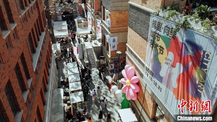 2023棉里·向美城市藝術(shù)節(jié)在天津五大道開幕?！≈鬓k方供圖