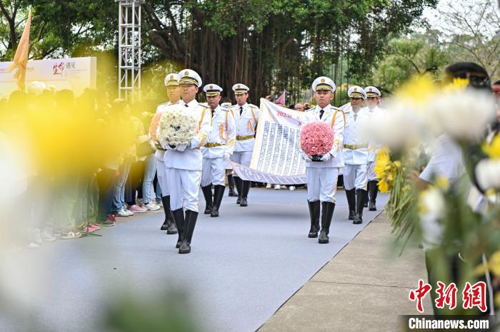 儀仗隊迎靈入園 陳驥旻 攝