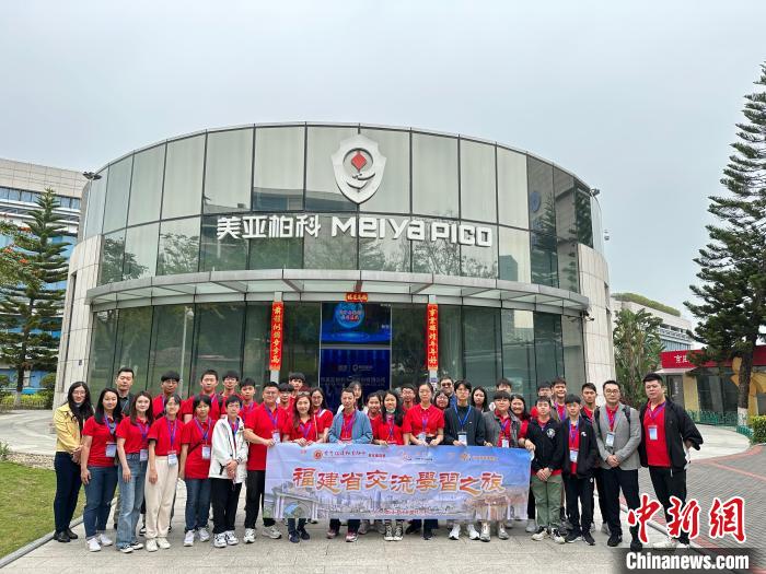4月10日至12日，首場“港澳青年看祖國”福建行主題活動在廈門舉辦。圖為香港青年參觀廈門企業(yè)?！「＝ㄊ∏嗄曷?lián)合會供圖