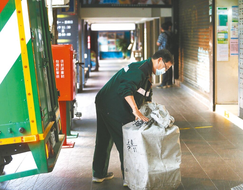 臺(tái)灣基本工資明年擬調(diào)漲至新臺(tái)幣2萬8000元，學(xué)者示警恐推升物價(jià)。圖為郵務(wù)士裝載郵件包裹。（圖源：臺(tái)灣《中國時(shí)報(bào)》）