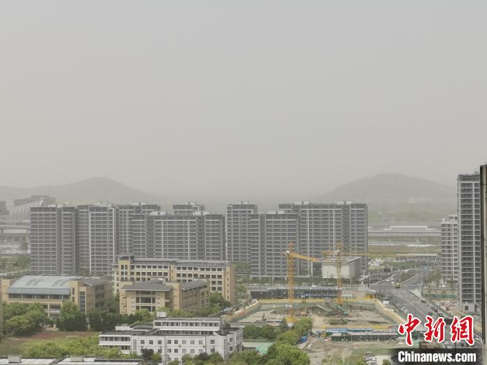杭州市余杭區(qū)能見(jiàn)度較差?！⊥跻蒿w 攝