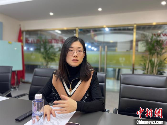 安徽省政協(xié)委員劉芳是一位銅陵媳婦。2012年，她從世界500強(qiáng)企業(yè)辭職，選擇與愛(ài)人回到銅陵創(chuàng)業(yè)?！?chǔ)瑋瑋 攝