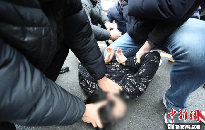 抓捕真兇現(xiàn)場(chǎng)。　南京警方供圖