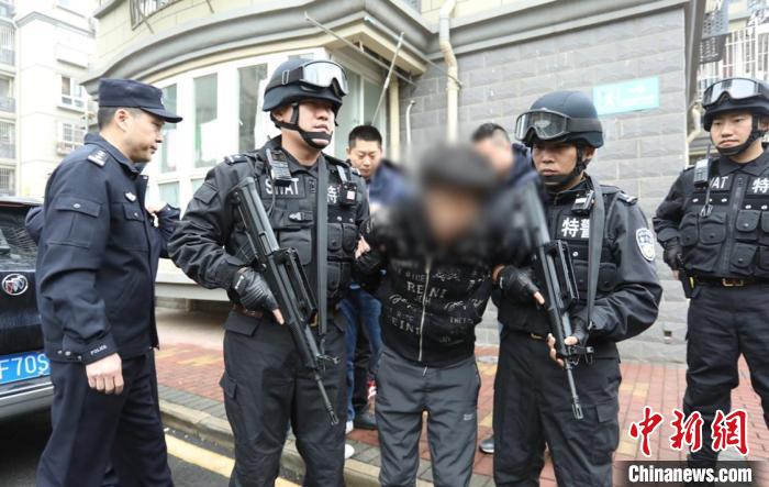 歷經(jīng)26年、數(shù)代刑警的接續(xù)攻堅(jiān)、不懈努力下，南京“1997·10·8”特大搶劫殺人案終于被警方偵破?！∧暇┚焦﹫D