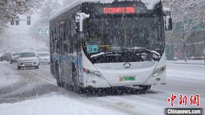 路面濕滑，車輛行駛緩慢。　田冬 攝