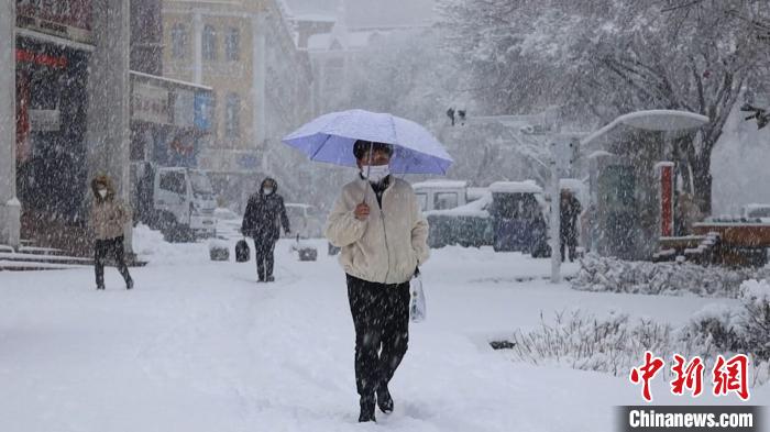 阿勒泰市民冒雪出行。　付浩東 攝
