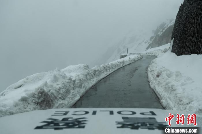 4月9日，西藏洛扎縣海拔4800多米切公拉山大雪，畫面左側(cè)便是懸崖?！〗w波 攝