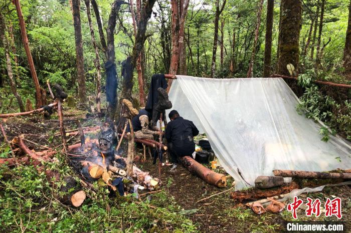 資料圖為2021年3月，拉郊邊境派出所德瑪龍4號臨時執(zhí)勤點的薄膜帳篷?！±歼吘撑沙鏊?供圖