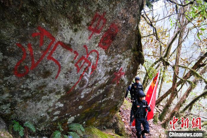 4月9日，拉郊邊境派出所移民管理警察在邊境地區(qū)進行戍邊巡邏?！〗w波 攝