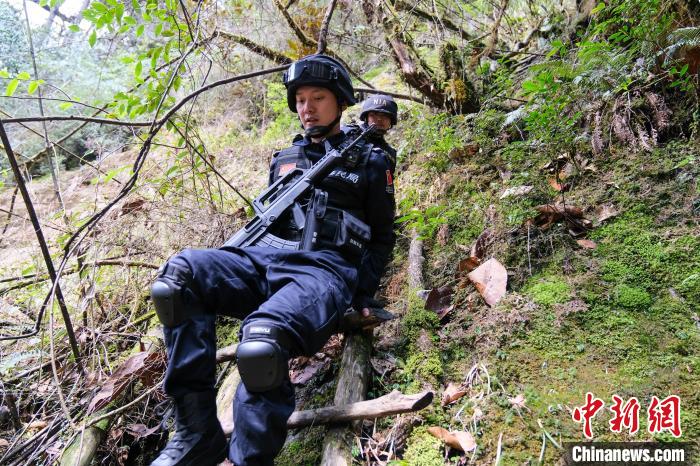 4月9日，拉郊邊境派出所移民管理警察在邊境地區(qū)陡峭濕滑的山道上進行戍邊巡邏。　江飛波 攝