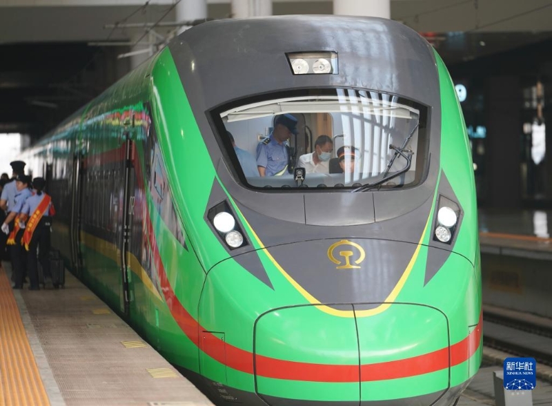 4月13日，列車在昆明南站整裝待發(fā)。新華社記者 邢廣利 攝
