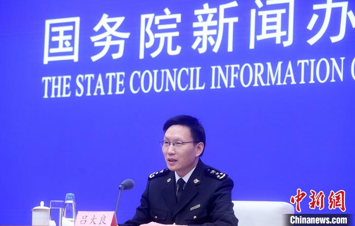 4月13日，中國(guó)國(guó)務(wù)院新聞辦公室在北京舉行新聞發(fā)布會(huì)，海關(guān)總署新聞發(fā)言人、統(tǒng)計(jì)分析司司長(zhǎng)呂大良介紹2023年一季度進(jìn)出口情況，并答記者問(wèn)。 <a target='_blank' href='/'>中新社</a>記者 張宇 攝