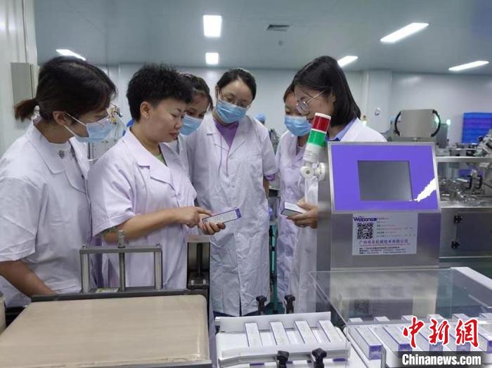 眭春(左二)正在與科研人員探討?！∈茉L者供圖