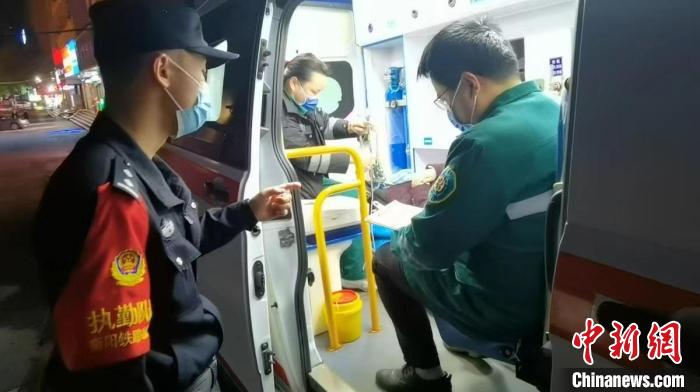 驚魂60秒！旅客突發(fā)疾病摔下站臺(tái)鐵路民警飛奔救助