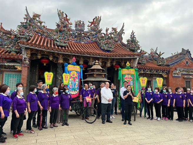 臺灣環(huán)保團(tuán)體“綠色和平”專案主任張皪心與臺灣先嗇宮董事長李乾龍、氣象專家彭啟明共同呼吁臺當(dāng)局和參與繞境民眾重視氣候變遷。（圖源：臺灣“中時新聞網(wǎng)”）