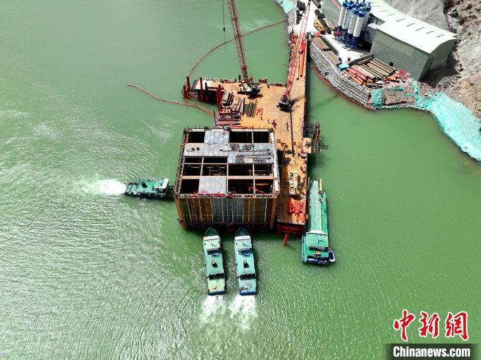 圖為索同坡黃河特大橋鋼圍堰?！∏嗪＝豢丶瘓F 供圖
