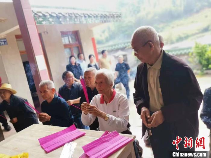 77歲臺(tái)胞登陸祭祖，“暌違三年多，我終于回來了。”