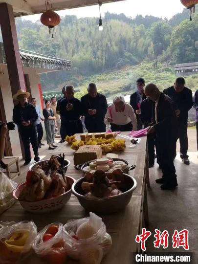 在梁氏祠堂內(nèi)，案頭擺滿了三牲及祭品 三明市委臺(tái)港澳辦供圖