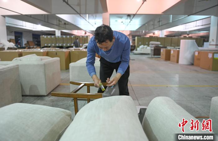 臺企杭州樺桐家私集團的生產(chǎn)車間里，工人在手工制作家具。　王剛 攝
