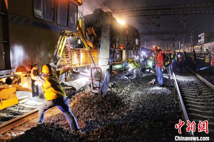 達成鐵路大修集中修現(xiàn)場工人師傅正在緊張作業(yè)?！『味Y 攝
