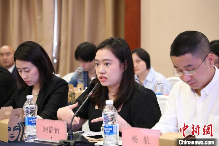 臺灣青年鮑靜宜在會上發(fā)言。　梁欽卿 攝