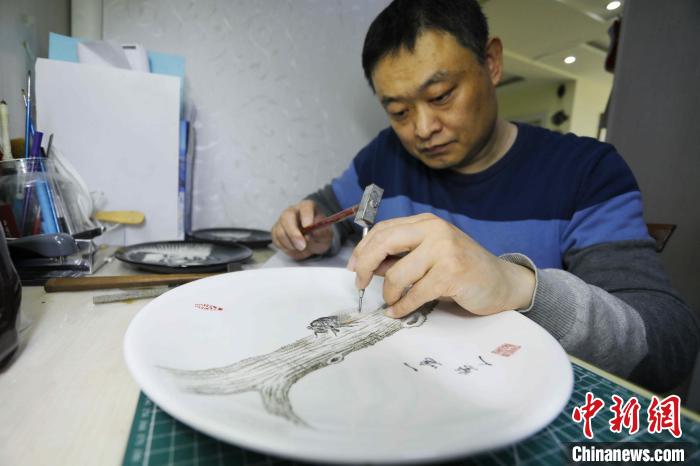 今年48歲的黃海濤，是一名聽障人士，現(xiàn)任泰安市特殊教育中心的美術(shù)教師?！￡愱?攝