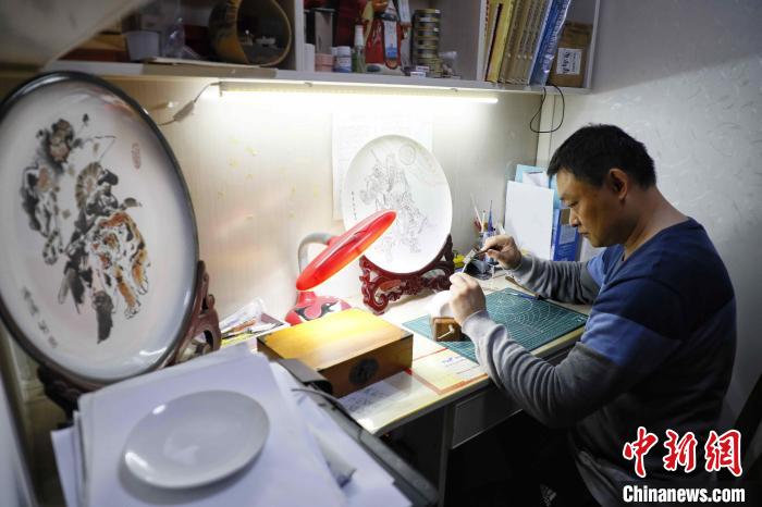 黃海濤正在工作室里刻瓷。　陳陽 攝
