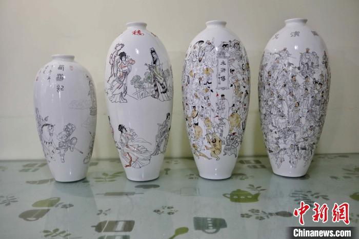 圖為《三國演義》《水滸傳》《紅樓夢》《西游記》等作品?！￡愱?攝
