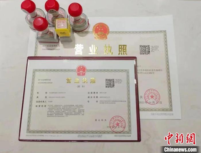 圖為甘南為企業(yè)提供的“惠企大禮包”，包括印章及郵寄服務，平均為每家企業(yè)節(jié)約800元?！垈?　攝