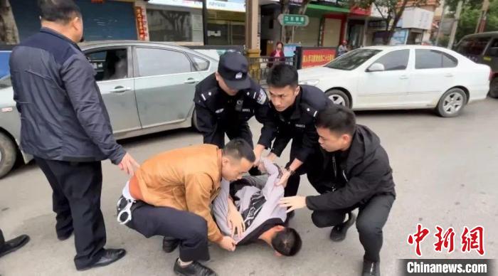 圖為警方抓獲犯罪嫌疑人?！≠F州警方供圖