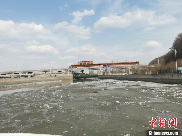 隨著氣溫穩(wěn)定回升，松花江大頂子山航電樞紐船閘航道冰層逐步融化?！」枮I海事局 提供