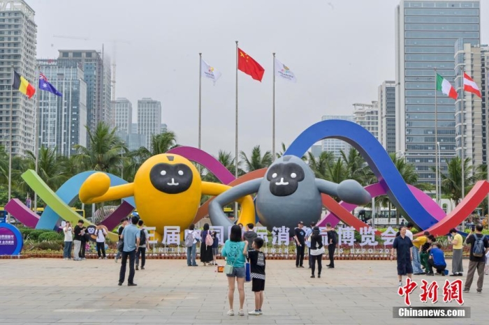 圖為民眾在海南國際會展中心外擺放的消博會主題廣告前拍照留影。<a target='_blank' href='/'>中新社</a>記者 駱云飛 攝