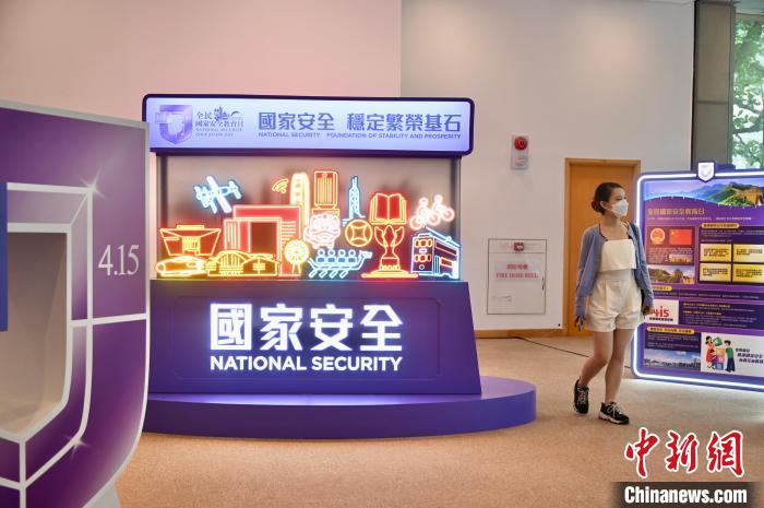 市民參觀全民國家安全教育公眾巡回展覽。　李志華 攝