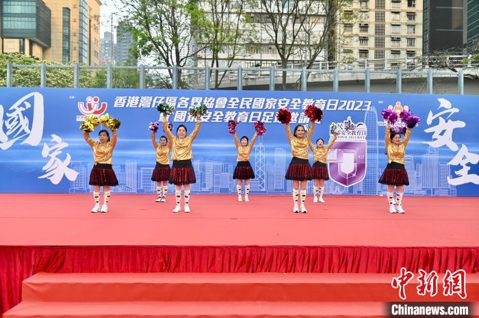 舞臺上的勁歌熱舞表演?！±钪救A 攝