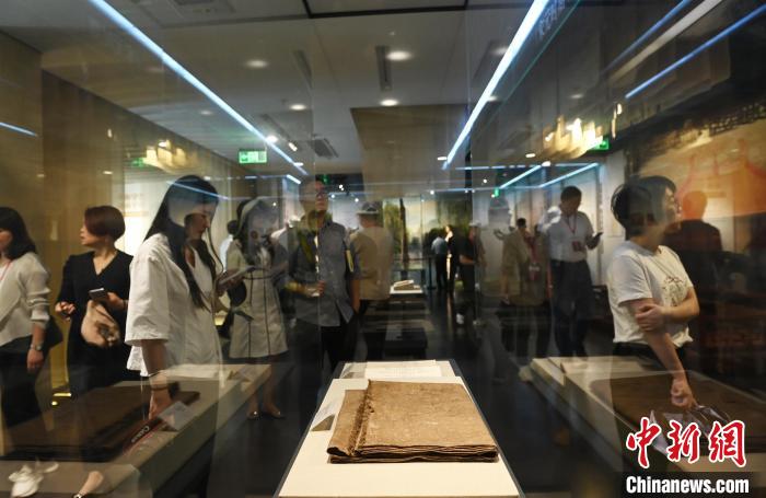 海外華文媒體嘉賓們參觀夏布博物館?！￡惓?攝